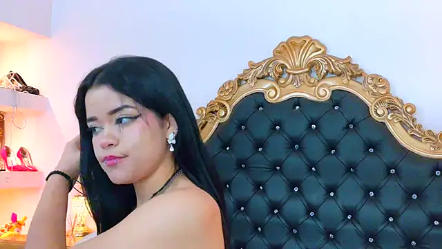 AryCorinne stripchat live cam model