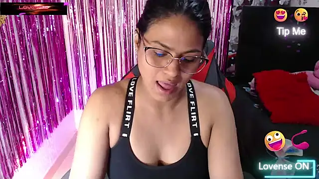 SweetAlmaa stripchat live cam model