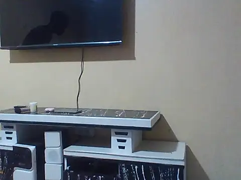 Pretty-Leaa stripchat live cam model