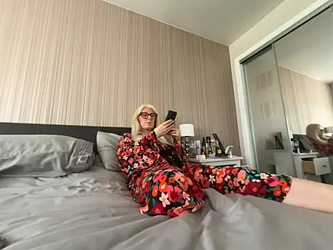 Laylaskyexx stripchat live cam model