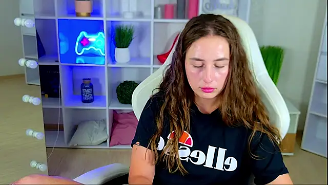 NadinnL stripchat live cam model