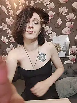 MickeQuinee stripchat live cam model