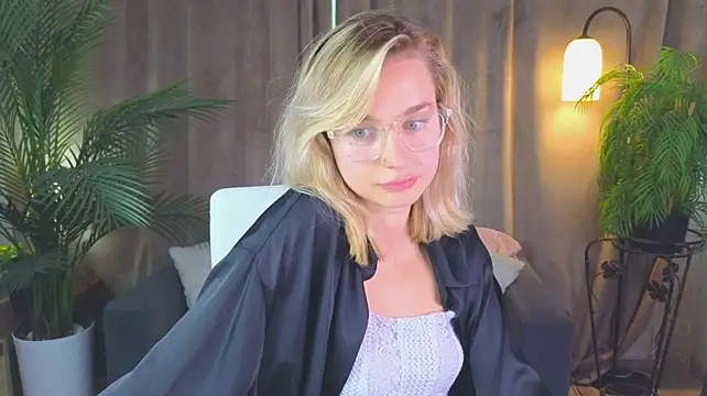 NoraMoreau stripchat live cam model
