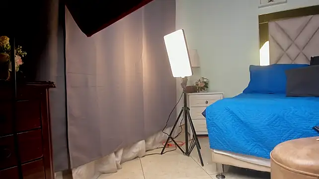 monic_sanders stripchat live cam model