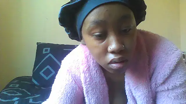 Mellow-Yellow stripchat live cam model