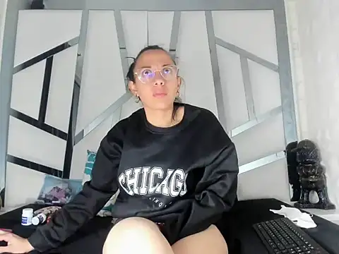 Lunahot67 stripchat live cam model
