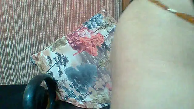JUICY_T stripchat live cam model