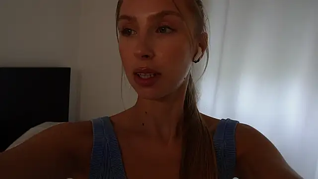HelloKikky1 stripchat live cam model