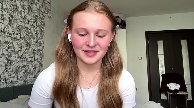 LisFris stripchat live cam model