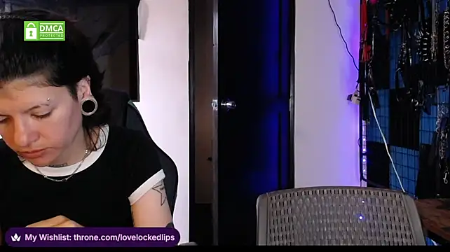 lovelockedlips stripchat live cam model