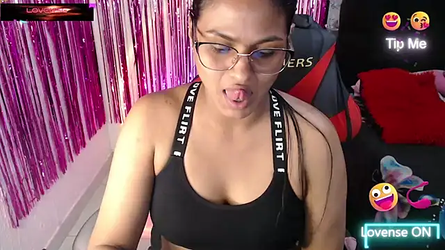 SweetAlmaa stripchat live cam model
