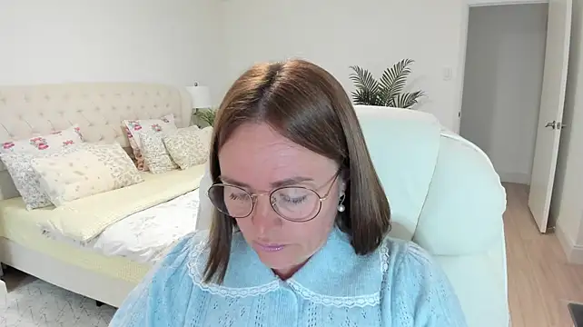 Vika73 stripchat live cam model