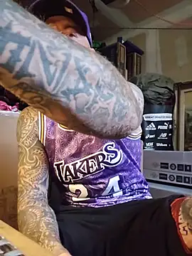 Beardedtattood stripchat live cam model