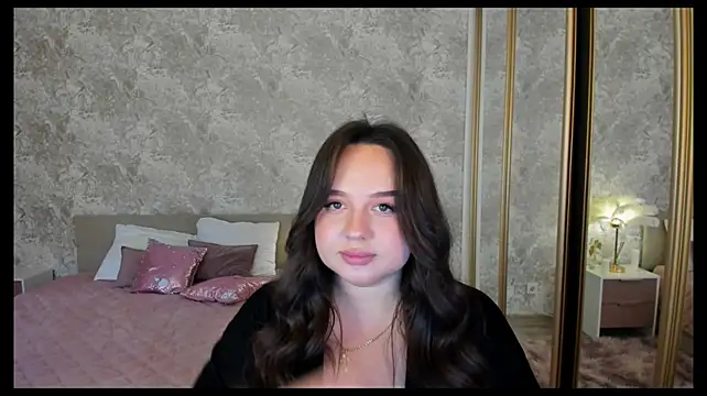 MaddyCrofte stripchat live cam model