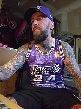 Beardedtattood stripchat live cam model