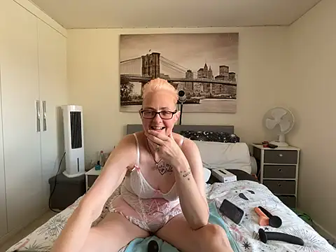 Curvy-Jinx stripchat live cam model