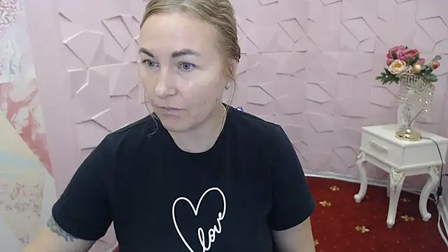 Luna7_7 stripchat live cam model