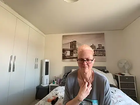 Curvy-Jinx stripchat live cam model