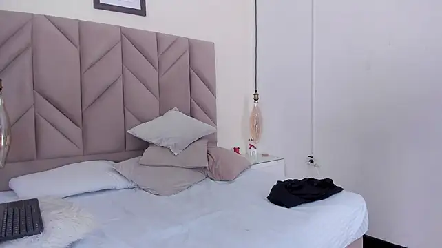 AbbySttonne stripchat live cam model