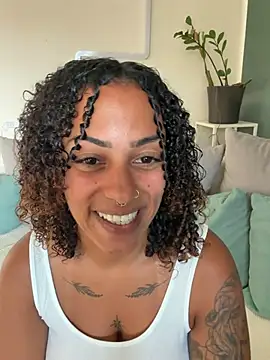 SweetPetiteNoir stripchat live cam model