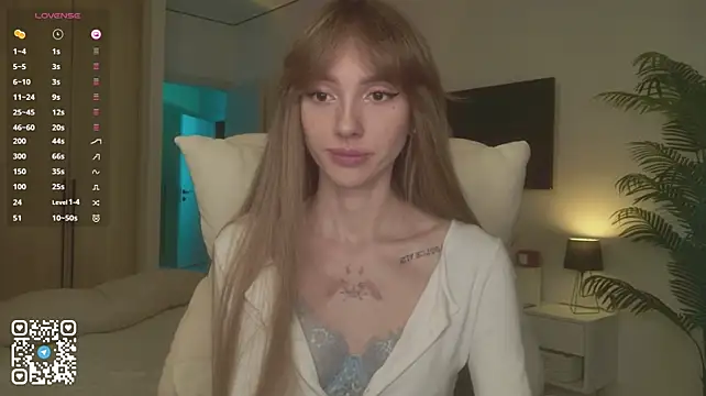 Lunainnk stripchat live cam model