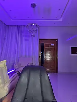 LunahMiller stripchat live cam model