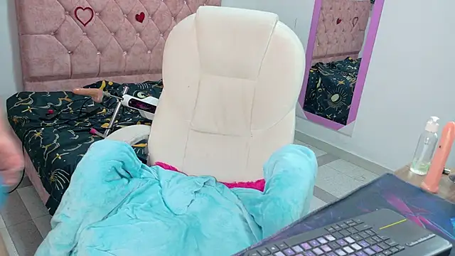 Sharlotshh stripchat live cam model