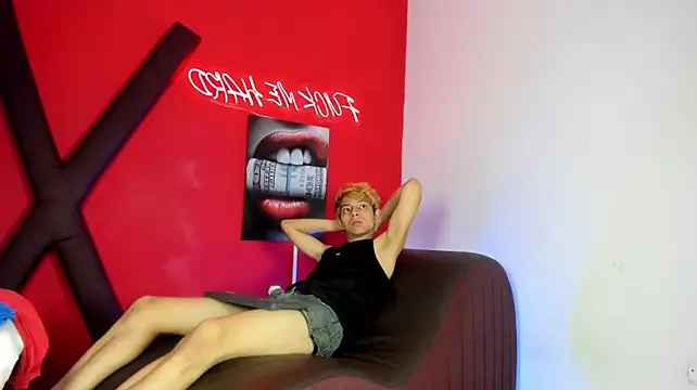 PRETTY_FEM stripchat live cam model