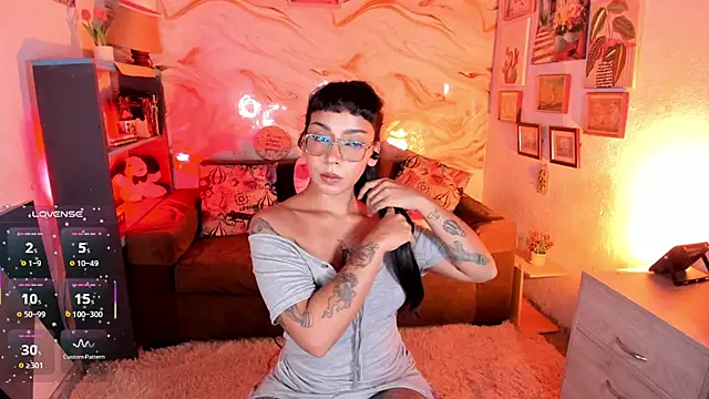 MilaThorne stripchat live cam model