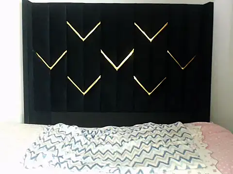GrippingHoneyBunny stripchat live cam model