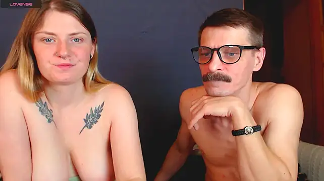CozyCurves stripchat live cam model