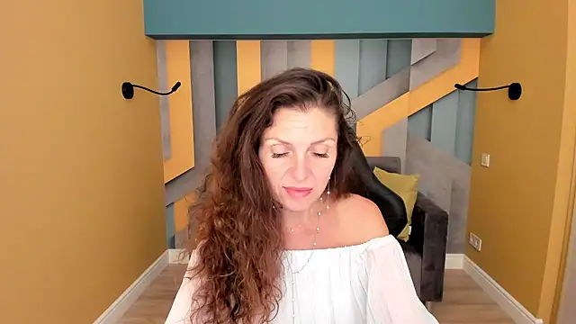 EllaLong stripchat live cam model