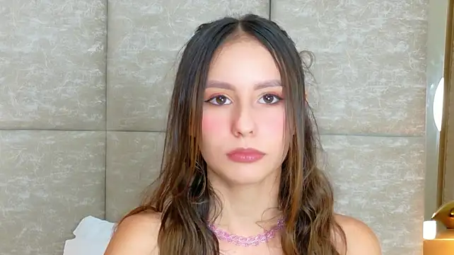 Sarah-Grace stripchat live cam model