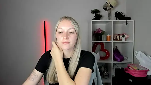 EvelynBlond stripchat live cam model