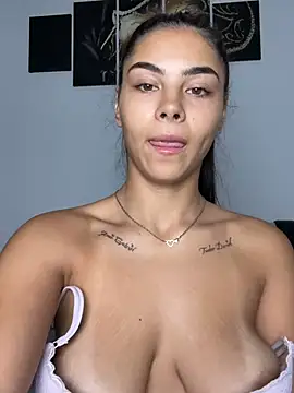 Crissdesire stripchat live cam model