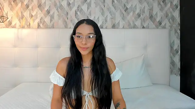 Roseaurora stripchat live cam model