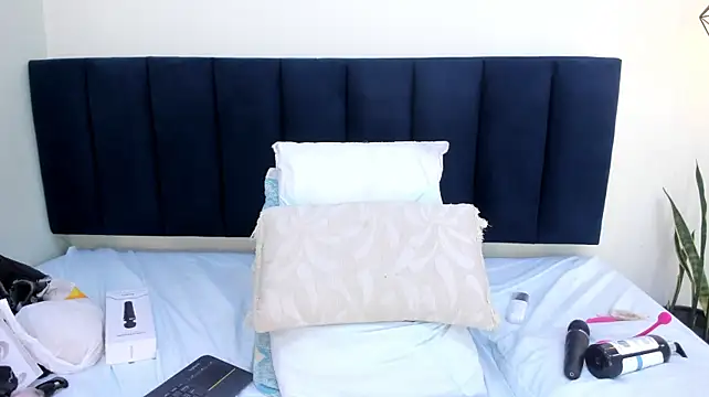 mayaevansmg stripchat live cam model