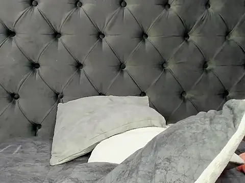 Kivi_Fox stripchat live cam model
