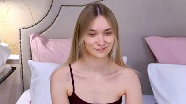 AmadaReine stripchat live cam model