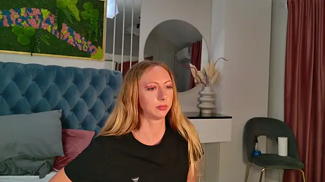 SiennaPierce stripchat live cam model