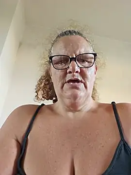 MissQueenBeex stripchat live cam model