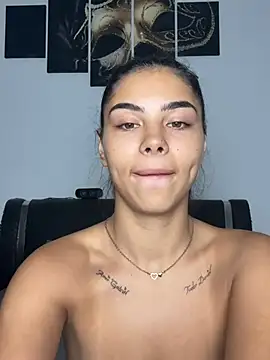Crissdesire stripchat live cam model