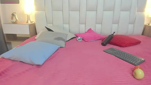 mask_red_girl stripchat live cam model