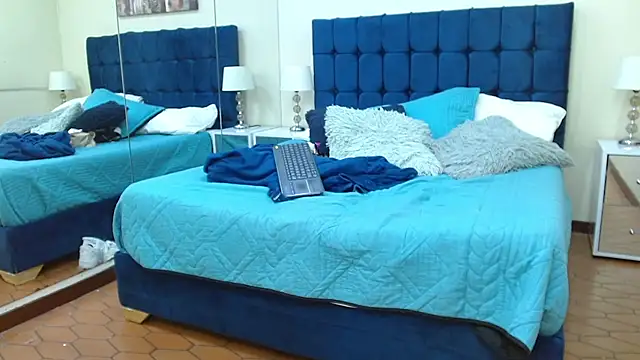 LuciaMoore stripchat live cam model