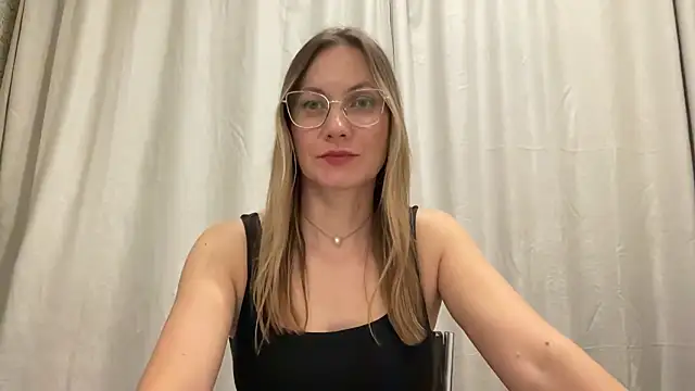 Feyoraa stripchat live cam model