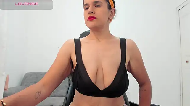 natalia_curvy1 stripchat live cam model