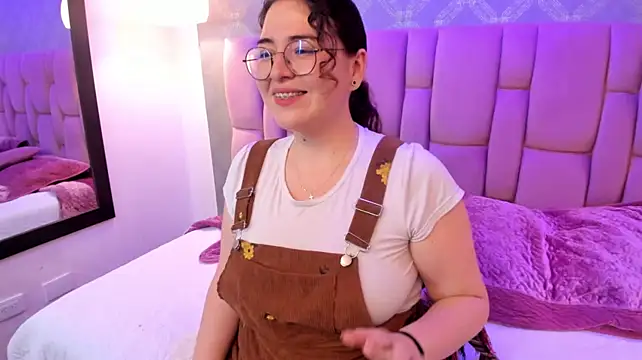 Lily-Moon_ stripchat live cam model