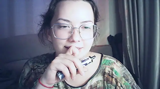 MoodieMira stripchat live cam model