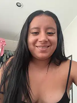 Alaia33200 stripchat live cam model