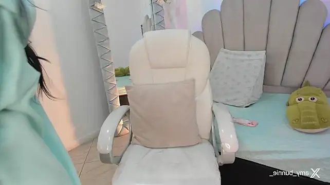Amy_Bunnie_18 stripchat live cam model
